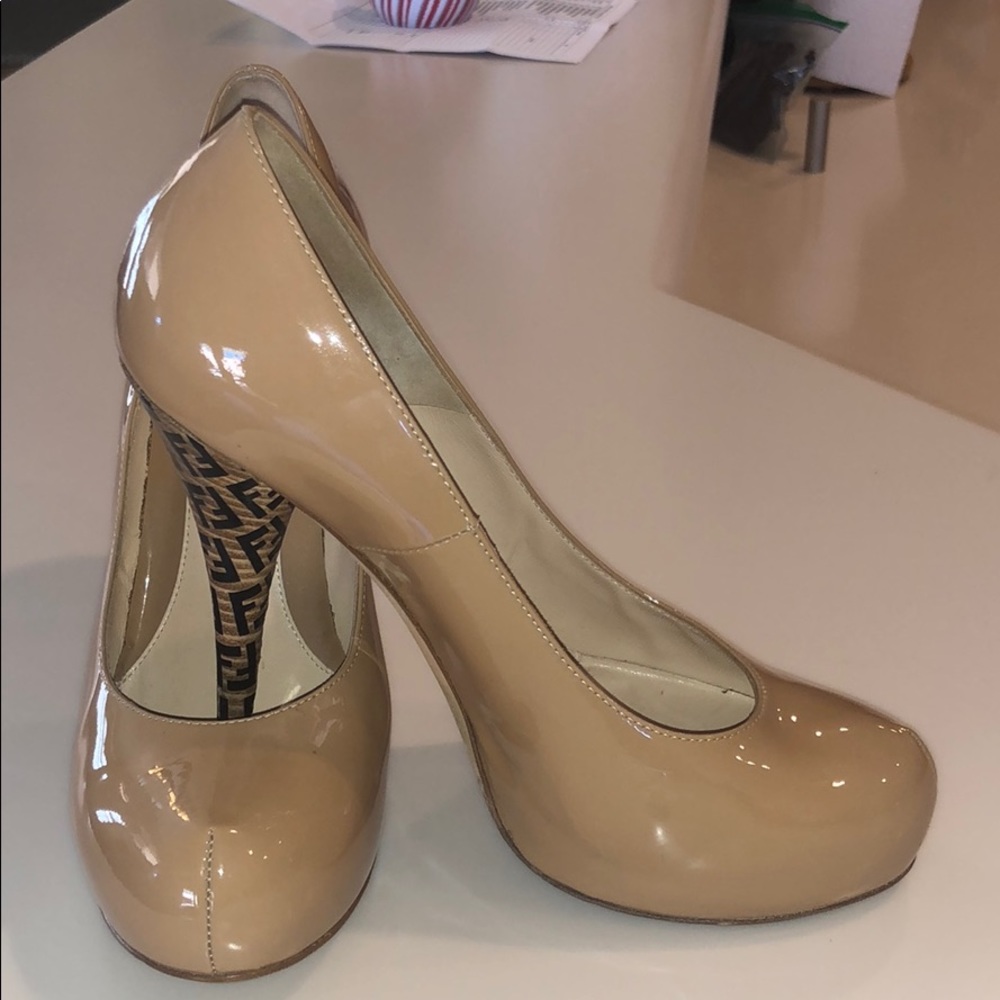 FENDI logo heel nude patten leather heels